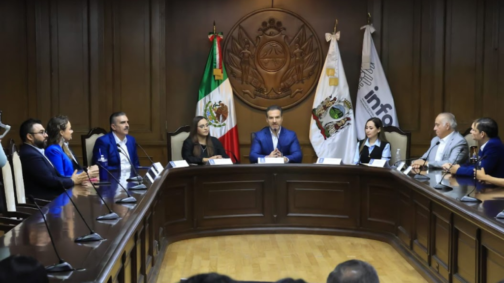 Firma Adrián de la Garza, Alcalde de Monterrey, en materia de transparencia.