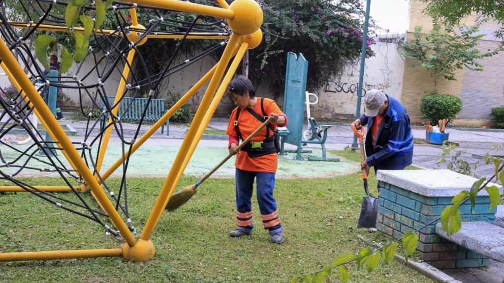 Rehabilitan 60% de las plazas públicas de Monterrey en primeros 40 días de administración.