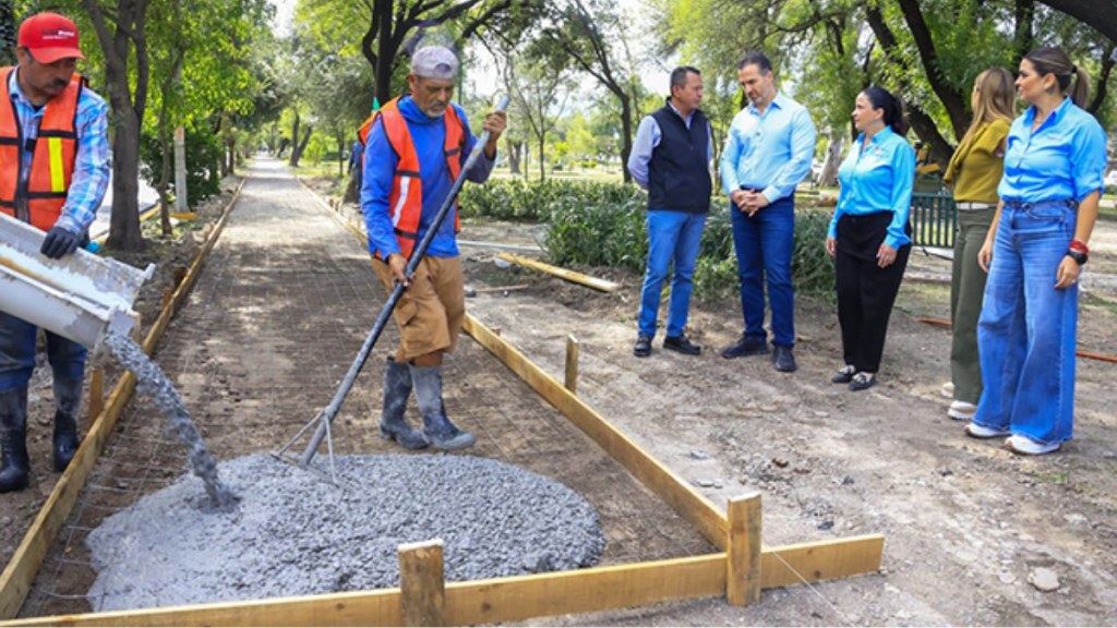 Adrián de la Garza, Alcalde de Monterrey, supervisa que se retoman las obras en el Parque Roma.