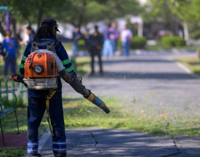 empleado municipal de Monterrey limpiando parques, 2024