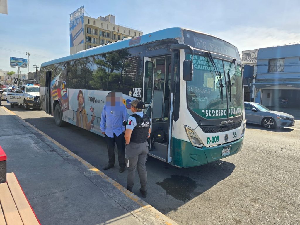 arrestan-a-hombre-por-acoso-en-ruta-urbana-209-policías-de-monterrey-lo-detuvieron