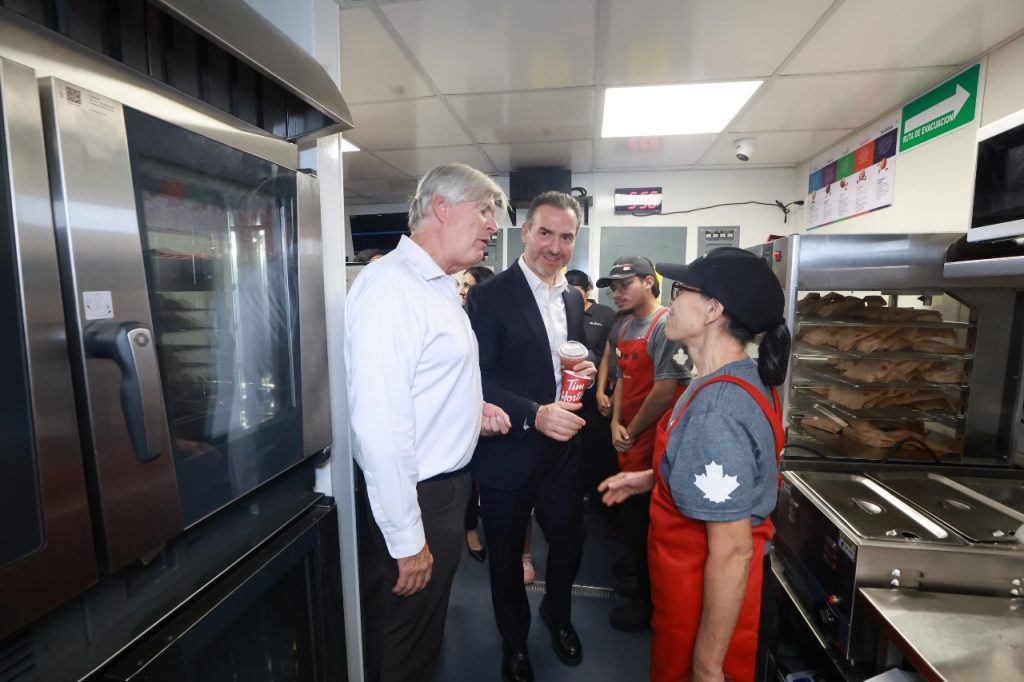 apertura de Tim Hortons desarrollo económico, inversión Monterrey, expansión empresarial, sucursal 150, Adrián de la Garza