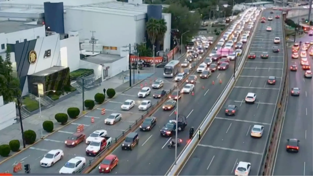 incendio-en-Gonzalitos-tráfico-lento-avenida-Gonzalitos-cierre-de-carriles
