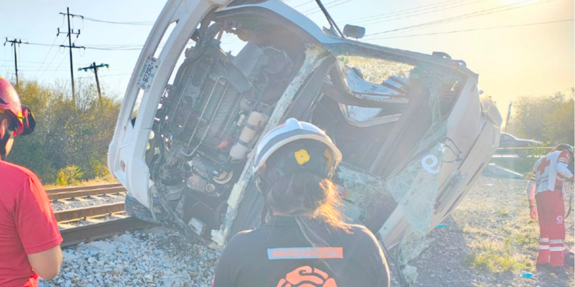 tren-impacta-en-camión-transporte-de-personal-accidente-vial-Pesquería