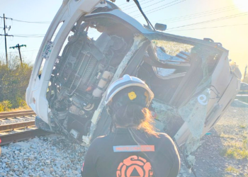 tren-impacta-en-camión-transporte-de-personal-accidente-vial-Pesquería