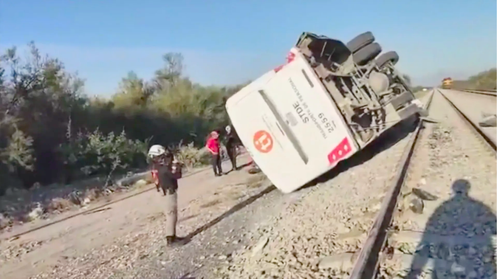 tren-impacta-en-camión-transporte-de-personal-accidente-vial-Pesquería