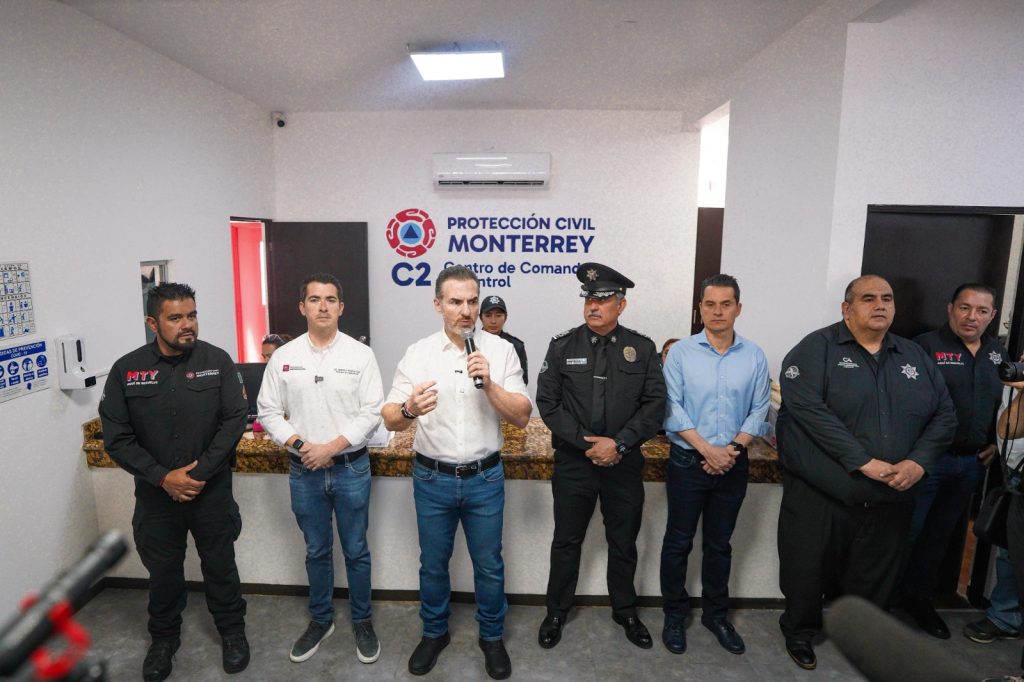 alcalde-de-monterrey-y-marcelo-segovia-en-el-centro-de-comando-de-protección-civil-municipal-donde-se-instaló-en-nuevo-c2