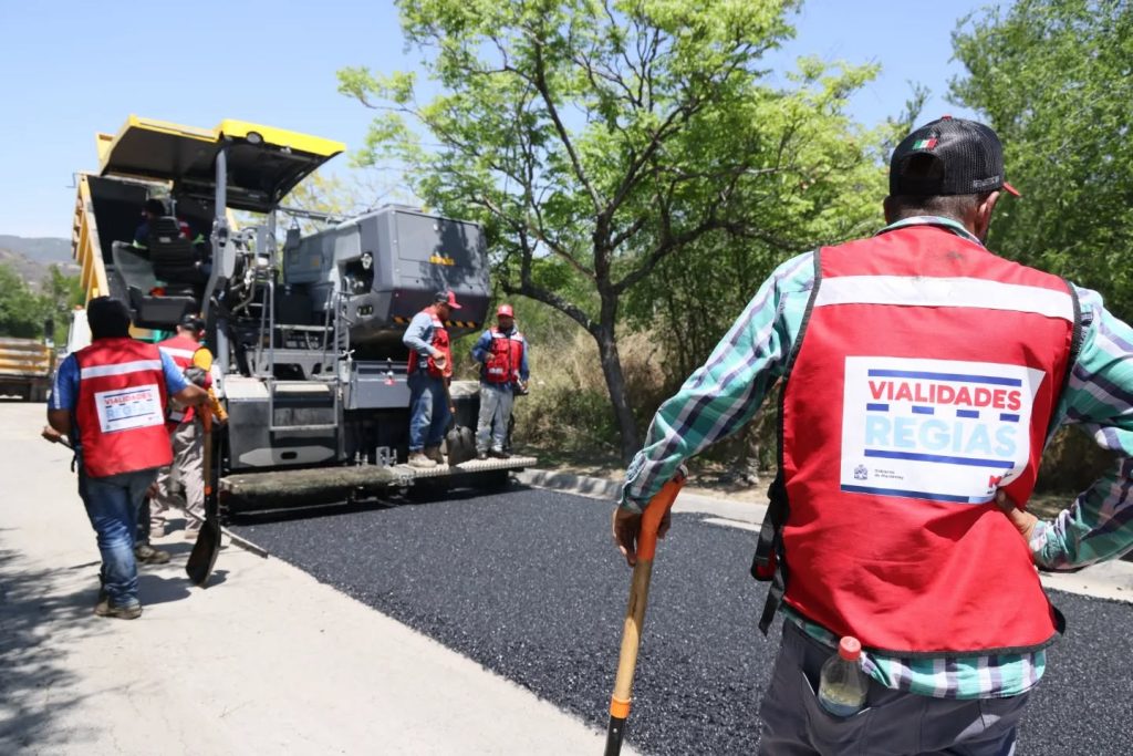 trabajos-de-bacheo-profundo-y-recarpeteo-del-programa-vialidades-regias-impulsan-la-modernización-de-Monterrey