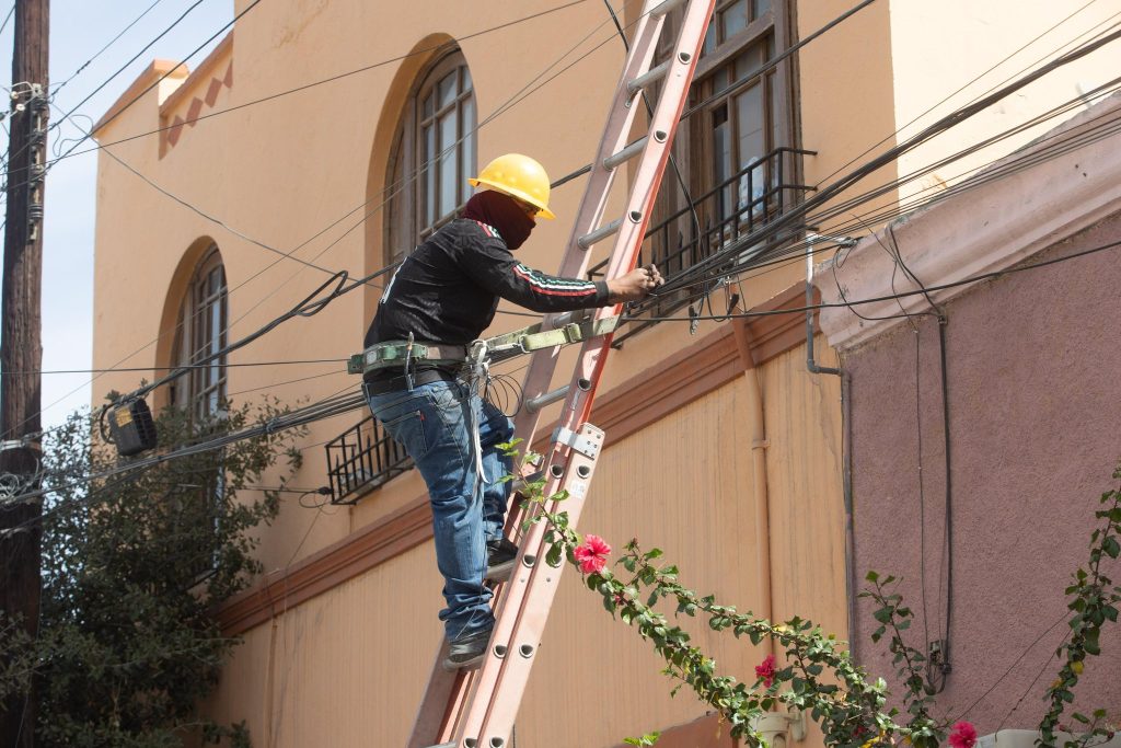trabajador de la secretaria de servicios públicos a cargo del retiro de cableado en desuso como parte de la limpieza integral de Monterrey Limpio