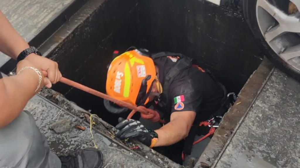 rescate tras lluvias mujer cae a alcantarilla en santa catarina