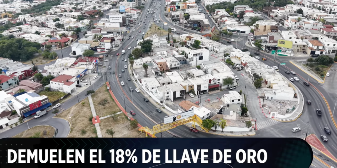 Aerial view of a circular city road with a bold news banner at the bottom reading 'DEMULEN EL 18% DE LLAVE DE ORO'.
